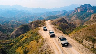 山间越野车队行驶壮美风景