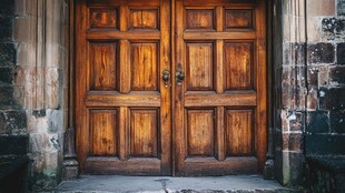 古朴双开木门的岁月质感