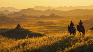 夕阳下草原上的骑马之旅