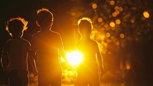 夕阳下牵手的孩童身影