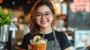 微笑店员手持特色冰饮