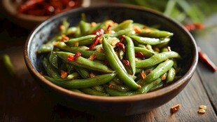 香辣四季豆摆于古朴碗中