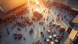 夕阳下热闹的古街广场