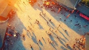 古街夕阳下的热闹人群