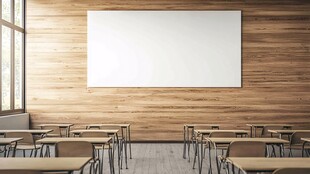 教室空白白板与排列桌椅