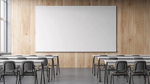 空旷教室中的白板与桌椅