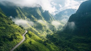 山间蜿蜒公路 绿意盎然