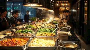 热闹餐厅的丰富自助餐台
