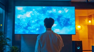 男子专注凝视大屏海洋画面