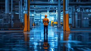 工厂内工人的孤独背影