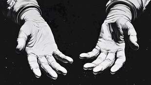 宇航员的双手特写