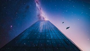 仰望星空下的摩天大楼