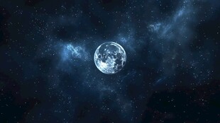 浩瀚星空下的皎洁明月