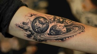 手臂上的梦幻行星纹身