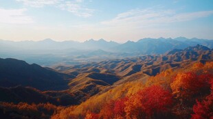 秋日山峦绚丽风光