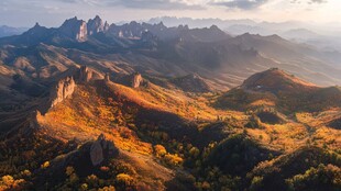 秋日壮丽山峦全景