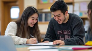 学生一起专注学习场景