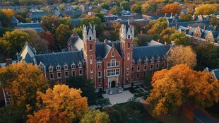 秋日里的宏伟校园建筑