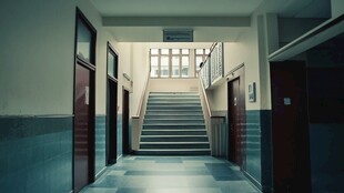 学校走廊楼梯内部景象