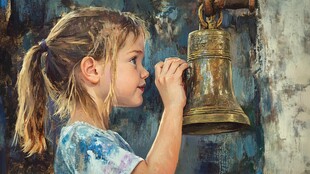 小女孩轻触古老铜铃