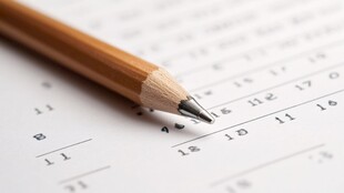 铅笔置于日历页面上