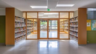 现代图书馆宽敞明亮入口