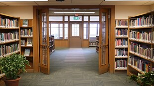 静谧图书馆内景