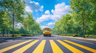 公路上行驶的黄色校车