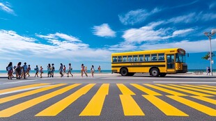 海滨公路上的黄色巴士与行人