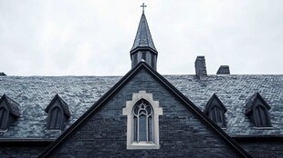 哥特式教堂屋顶与尖顶景观