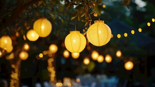 夜幕下的温馨灯笼装饰