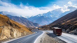 山间公路上的红色货车