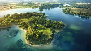 湖畔绿野岛屿美丽风光