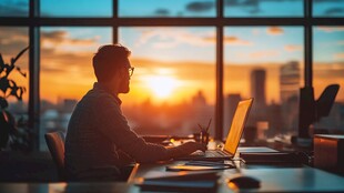 夕阳下专注办公的职场人