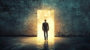 迈向光明之门的孤独身影