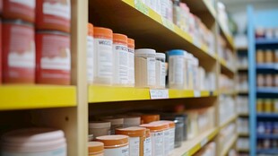 药房货架上的多样药品