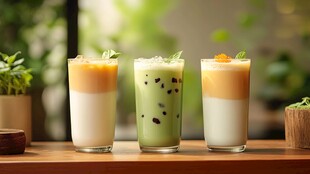 三杯特色饮品摆于桌前
