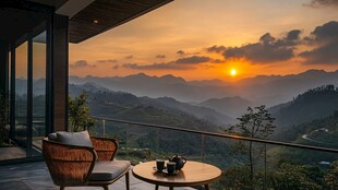 山间露台赏绝美落日景色