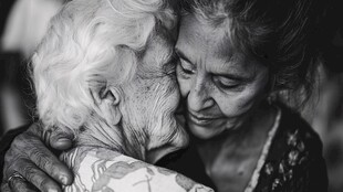 祖孙相拥 岁月里的温情时刻