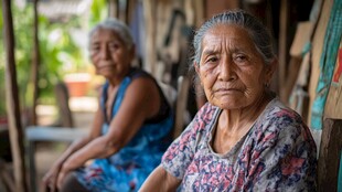 两位坐于屋前的老年女性