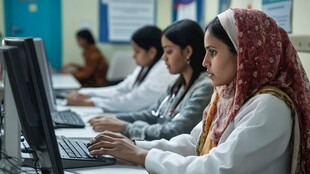 女性专注于电脑操作场景