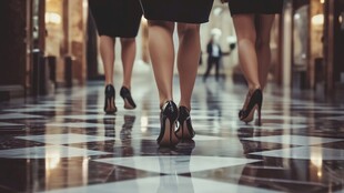 职场女性的优雅高跟步伐