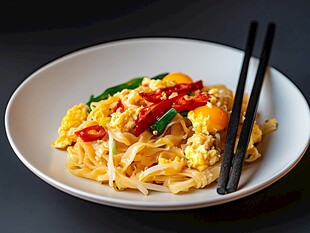 蛋炒河粉配筷子和辣椒