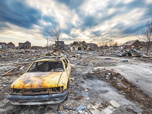 遭灾废墟中的损毁汽车