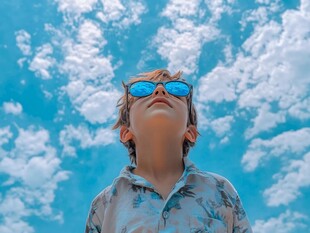 仰望蓝天的少年