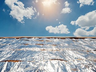 阳光下的屋顶银色反光材料