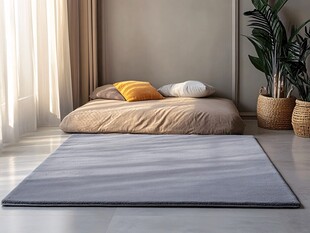 简约卧室中的舒适床垫