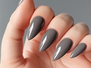 深灰色尖形美甲特写