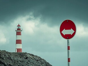 灯塔旁的方向指示路标