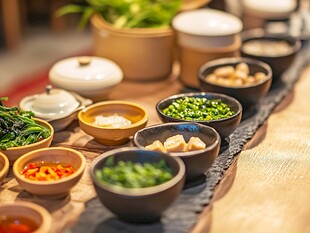 中式美味调料与小菜陈列